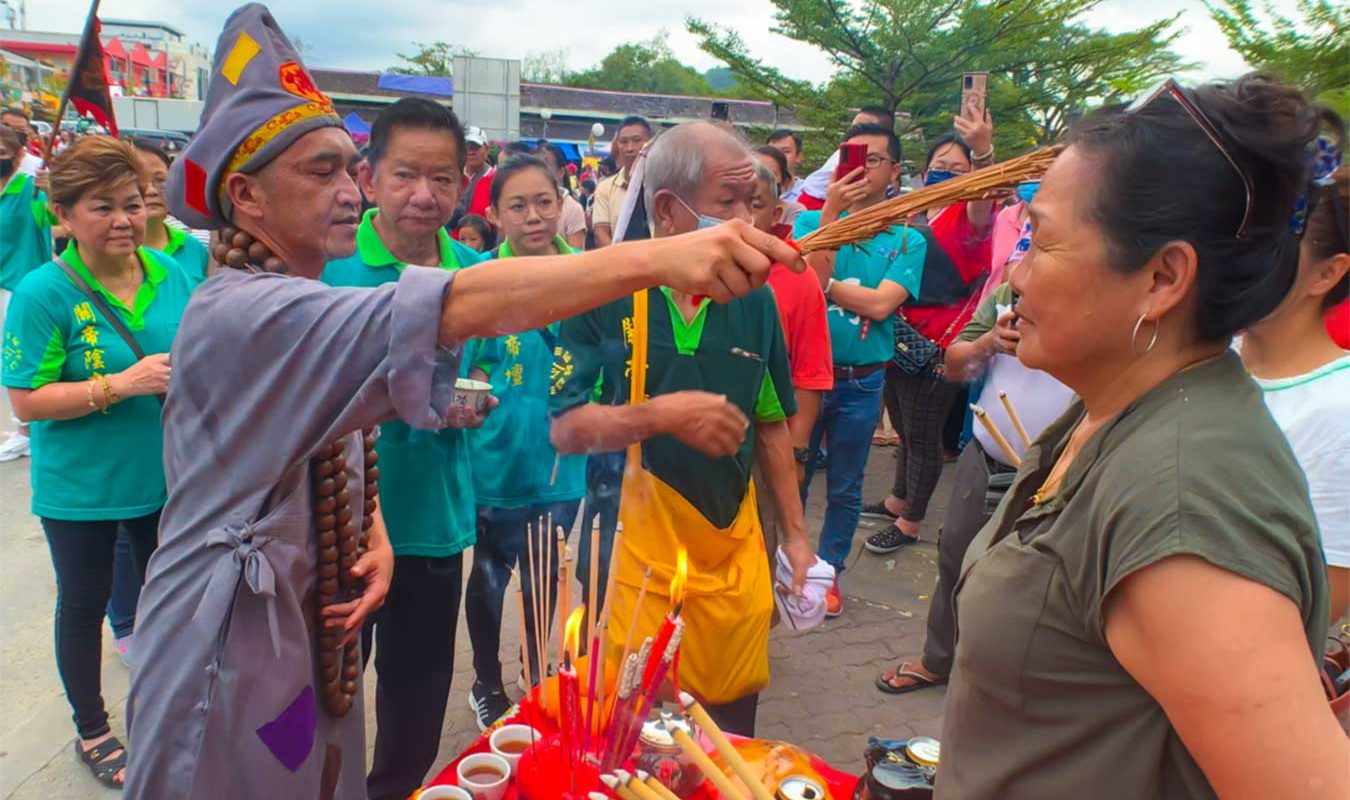 Ji Gong gives blessing